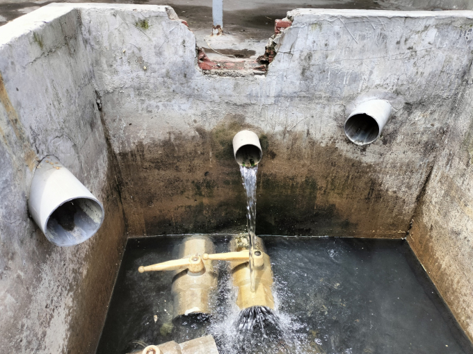 Nước thải từ ao nuôi tôm sau khi xử lý qua bể biogas trong suốt không còn mùi hôi. Ảnh: Minh Đảm.