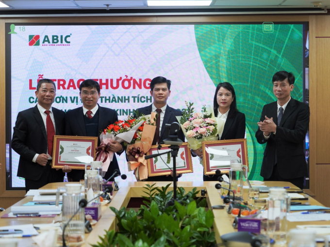 Ông Nguyễn Tiến Hải, Thành viên HĐQT, Tổng Giám đốc Bảo hiểm Agribank trao thưởng cho các đơn vị đạt thành tích xuất sắc trong kinh doanh.