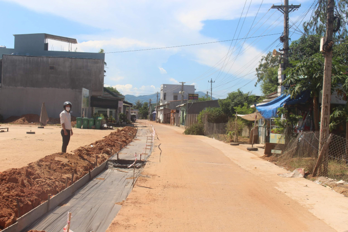 Đường liên thôn ở xã Mỹ Thắng (huyện Phù Mỹ, Bình Định) đang được nâng cấp. Ảnh: V.Đ.T.