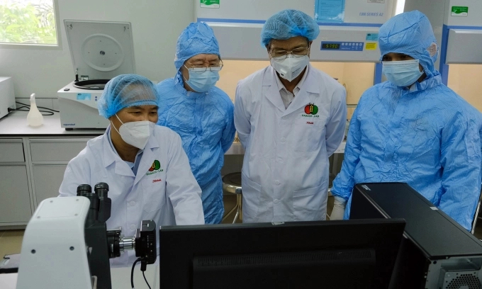 Thứ trưởng Bộ NN-PTNT Phùng Đức Tiến (ngoài cùng bên trái) kiểm tra công tác sản xuất, điều chế vacxin phòng Dịch tả lợn Châu Phi. Ảnh: BT.