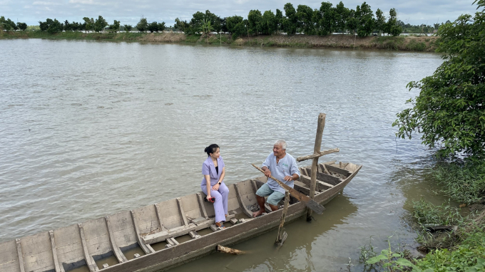 Chèo thuyền thăm cá là thú vui của lão nông Nguyễn Văn Đời. Ảnh: Minh Phúc.