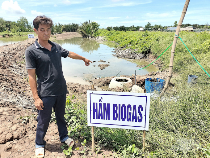 Ông Lê Văn Bền nói về hiệu quả môi trường của việc ứng dụng hầm biogas. Ảnh: Minh Đảm.