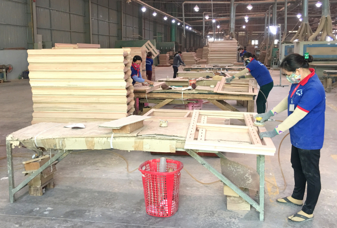 Doanh nghiệp chế biến gỗ xuất khẩu hiện rất cần vốn để lưu kho hàng hóa, mua nguyên liệu dự trữ cho mùa hàng mới. Ảnh: V.Đ.T.