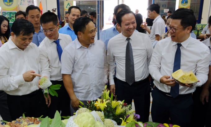 Cục trưởng Cục Chế biến và Phát triển thị trường nông sản Nguyễn Quốc Toản (bên phải) và Phó Chủ tịch UBND tỉnh Lạng Sơn, ông Lương Trọng Quỳnh (thứ ba từ phải sang) thăm gian hàng trưng bày nông sản tại hội chợ.