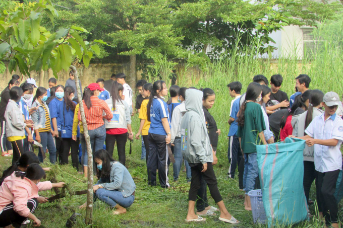 Học sinh thị xã Vĩnh Châu tham gia các hoạt động vì môi trường nhằm góp phần giảm nhẹ thiên tai và hạn chế tác động của BĐKH. Ảnh: Trần Trung.