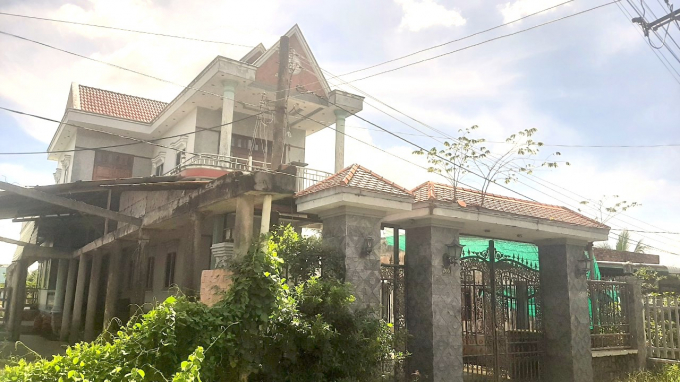 Căn nhà một trệt một lầu của ông Phạm Văn Lùn đã sang tên cho người cho vay lãi vì vay tiền nóng lãi cao và nợ tiền hụi. Ảnh: MĐ.