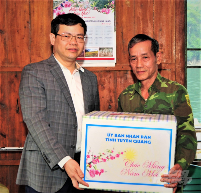 Chủ tịch UBND tỉnh Tuyên Quang Nguyễn Văn Sơn tặng quà cho nhân viên tuần rừng tại huyện Na Hang. Ảnh: Việt Hòa.