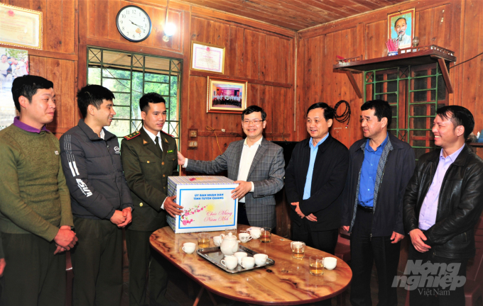 Chủ tịch UBND tỉnh Tuyên Quang Nguyễn Văn Sơn thăm hỏi, tặng quà Tết cán bộ, kiểm lâm và nhân viên tuần rừng tại huyện Na Hang. Ảnh: Việt Hòa.