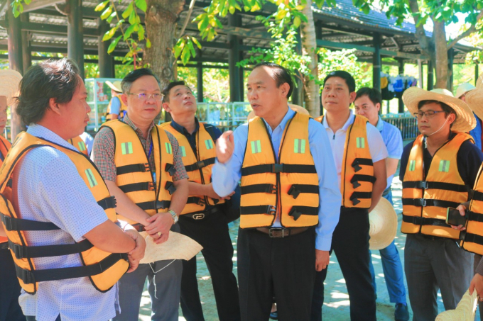 Deputy Minister Phung Duc Tien discussing with leaders of Nha Trang Bay the cause of coral death. Photo: KS.