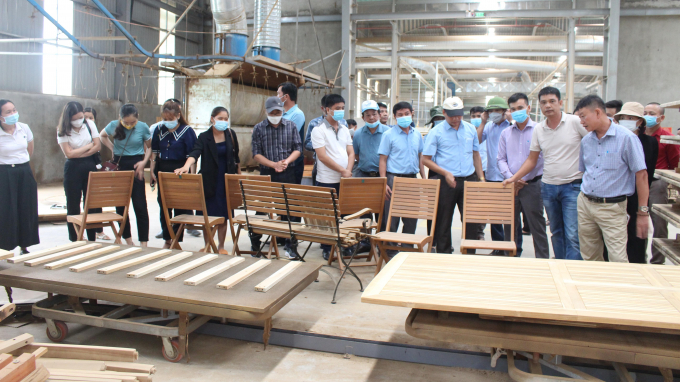 Các học viên tham quan nhà máy của Công ty TNHH Tiến Phong Cam Lộ sản xuất các sản phẩm từ gỗ rừng trồng có chứng nhận FSC. Ảnh: PVT.