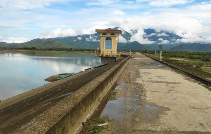 Hồ chứa nước Thành Sơn thường xuyên thiếu nước tưới trong mua khô do dich tích hồ nhỏ. Ảnh: M.Hậu.