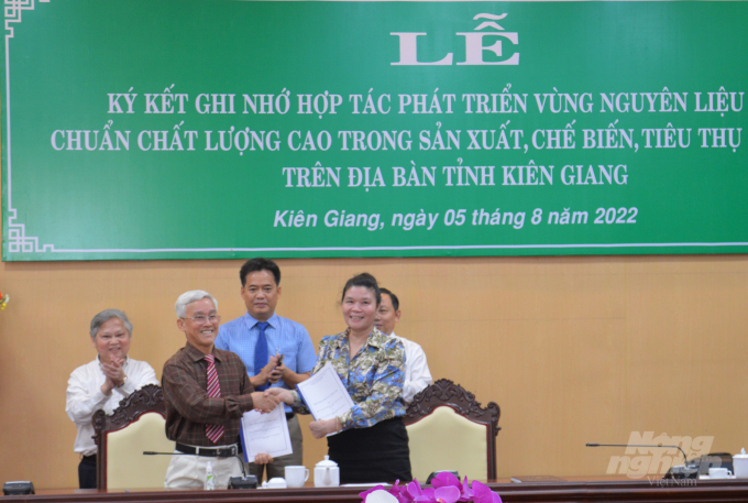 Tại buổi lễ, Công ty CP Nông nghiệp Công nghệ cao Trung An đã ký kết với Công ty CP Đầu tư và Phát triển Công nghệ Việt Nam về việc cung ứng phân bón hữu cơ, thuốc BVTV sinh học để phục vụ phát triển cánh đồng lớn sản xuất lúa hữu cơ. Ảnh: Trung Chánh.