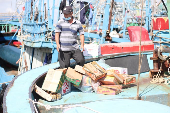 Mỗi chuyến biển, ngư dân mang theo nhiều loại lương thực, thực phẩm phát sinh rác thải. Ảnh: V.Đ.T.