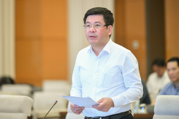 Bộ trưởng Bộ Công thương Nguyễn Hồng Diên trình bày tờ trình Dự án Luật Bảo vệ quyền lợi người tiêu dùng (sửa đổi). Ảnh: VGP.