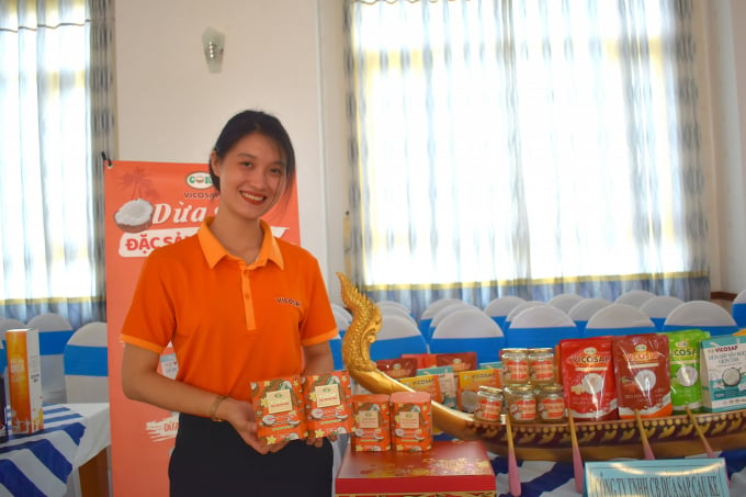 Công ty TNHH Chế biến dừa sáp Cầu Kè có nhiều sản phẩm chế biến từ dừa sáp được công nhận sản OCOP. Ảnh: Minh Đảm.