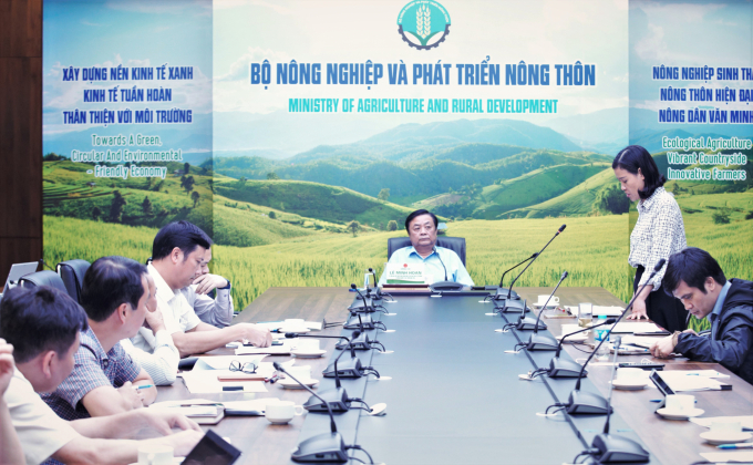 Bộ trưởng Bộ NN-PTNT Lê Minh Hoan nghe báo cáo về việc xây dựng bộ tiêu chuẩn giám sát hực hiện Chiến lược phát triển nông nghiệp và nông thôn bền vững đến năm 2030, tầm nhìn đến năm 2050. Ảnh: Minh Phúc.