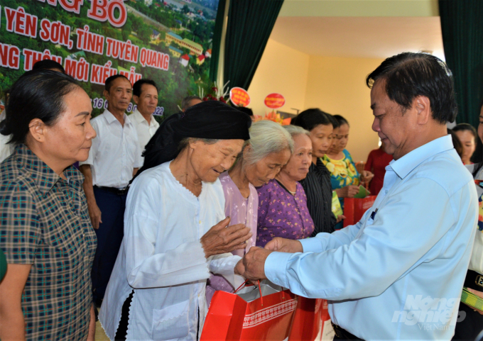 Bộ trưởng Lê Minh Hoan tặng quà cho các gia đình chính sách, người có công tại xã Thái Bình. Ảnh: Đào Thanh.
