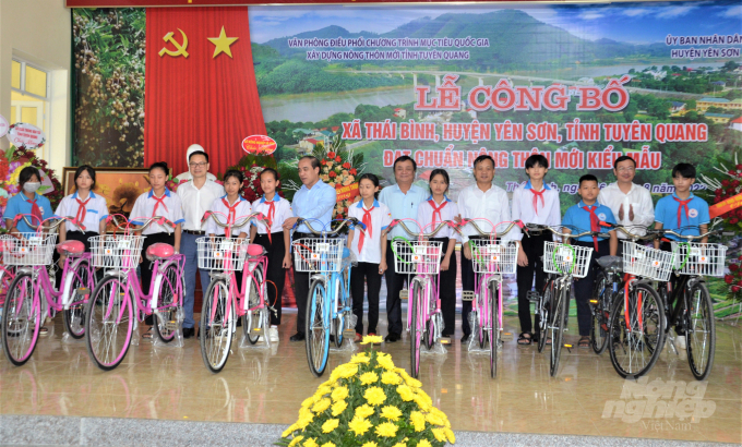 Báo Nông nghiệp Việt Nam và Quỹ Thiện Tâm (Tập đoàn VINGROUP) phối hợp tặng 100 xe đạp cho các em học sinh nghèo vượt khó của huyện Yên Sơn. Ảnh: Đào Thanh.