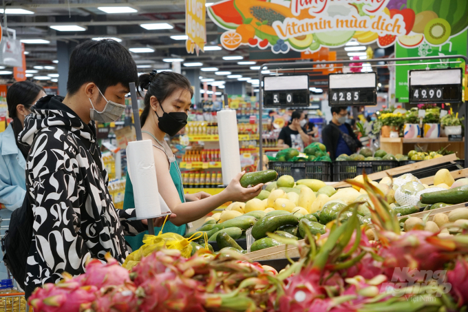 Người tiêu dùng lựa chọn trái cây tươi tại hệ thống siêu thị hiện đại. Ảnh: Nguyễn Thủy.