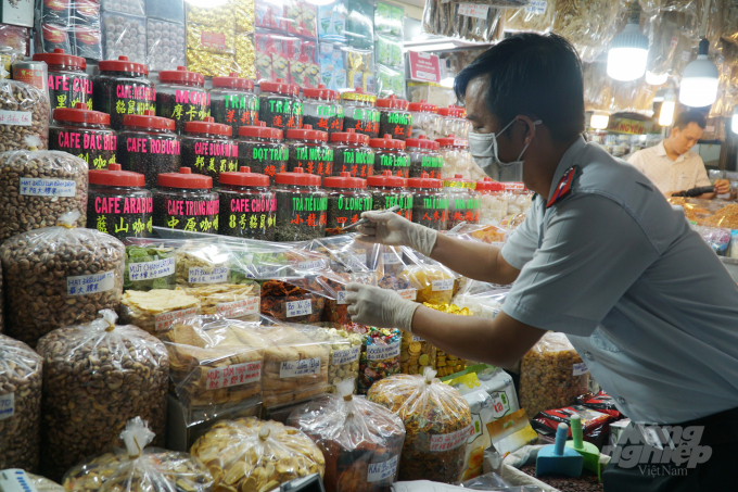 Lấy mẫu giám sát an toàn thực phẩm tại chợ An Đông (quận 5, TP.HCM). Ảnh: Nguyễn Thủy.