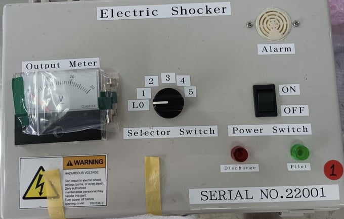 Bộ Shoker mới gọn nhẹ, toàn bộ thiết bị đều dụng hệ vi mạch điện tử. Ảnh: VĐT.