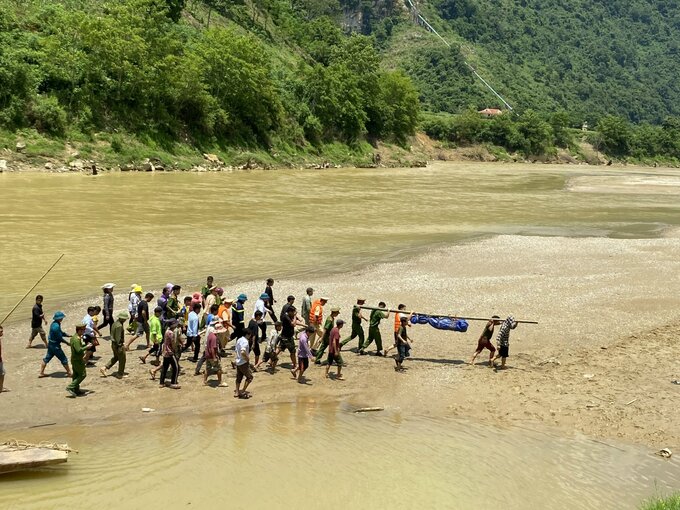 Vụ lật thuyền trên sông Chảy đoạn qua thôn Cốc Dế, xã Bản Mế (huyện Si Ma Cai, Lào Cai) khiến 5 người tử vong. Ảnh: T.L