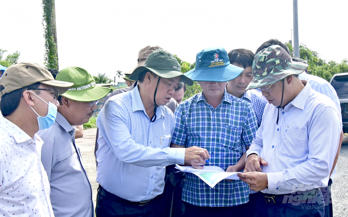 Bí thư Tỉnh ủy Cà Màu Nguyễn Tiến Hải (Đầu tiên từ bên phải qua), cùng với đoàn đi kiểm tra các công trình trọng điểm tại trên địa bàn tỉnh Cà Mau. Ảnh: Trọng Linh.