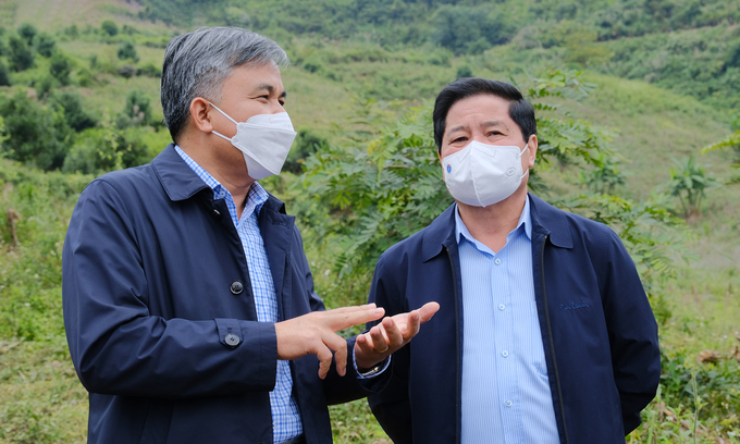 Thứ trưởng Bộ NN-PTNT Lê Quốc Doanh (phải) nghe Phó Chủ tịch UBND tỉnh Điện Biên, Lò Văn Tiến chia sẻ về tình hình sản xuất mắc ca trên địa bàn, trong đợt công tác hồi đầu tháng 11/2021. Ảnh: Bảo Thắng.