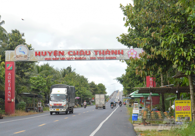 Cầu Cái Lớn – Cái Bé đã nối liền Quốc lộ 63 thông suốt từ Kiên Giang đi Cà Mau, người dân vùng cù lao An Bình, chuyên sản xuất theo mô hình kinh tế sinh thái ba tầng khóm – cau – dừa, đã có dịp tiếp thị, mang những sản vật địa phương bày bán hai bên đường cho du khách. Ảnh: Trung Chánh.