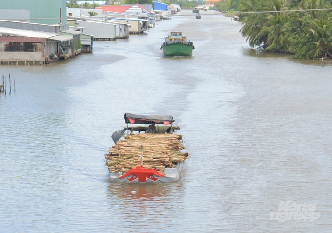 Cuộc sống bình yên của cư dân vùng Miệt Thứ bên dòng kênh xáng Xẻo Rô, với ghe tàu xuôi người vận chuyển hàng hóa, sản vật trong vùng đi trao đổi, mua bán. Ảnh: Trung Chánh.