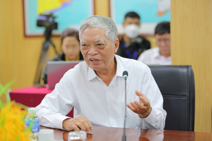 Dr. Bui Ba Bong, former Deputy Minister of Agriculture and Rural Development, commented on the development of mechanized rice production. Photo: Kim Anh.