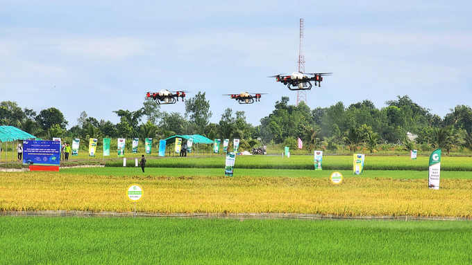 Dr. Bui Ba Bong said that the establishment of a regional agricultural mechanization center is necessary to support digital and high-tech agriculture. Photo: Kim Anh.