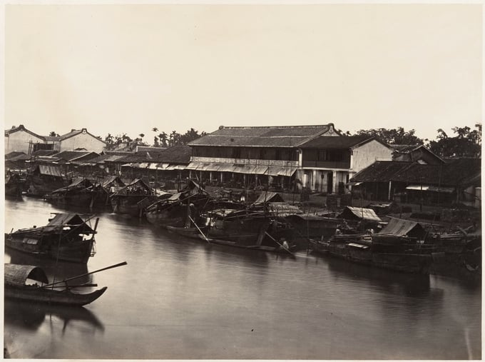 Thuyền bè và nhà xưởng bên bờ kênh ở Chợ Lớn.