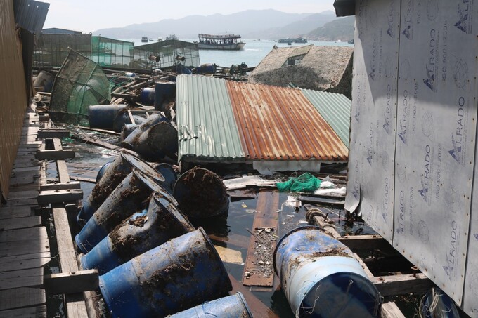 Aquaculture cages were broken by big waves on Binh Hung island, Cam Binh commune, Cam Ranh city, Khanh Hoa province. Photo: KS.