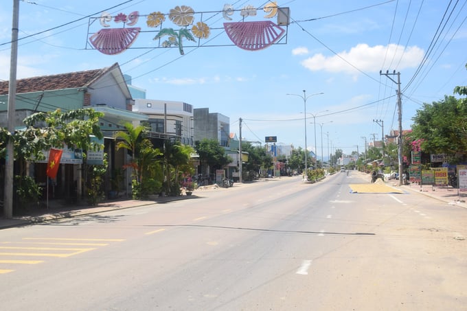 ถนนสายกลางของชุมชนโนนฟุก หมู่บ้านอันไทย ได้รับการปูแล้ว  ภาพถ่าย: “VDT .”