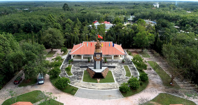 Tượng đài Chiến thắng Chốt chặn Tàu Ô, thị trấn Tân Khai, huyện Hớn Quản, Bình Phước. 