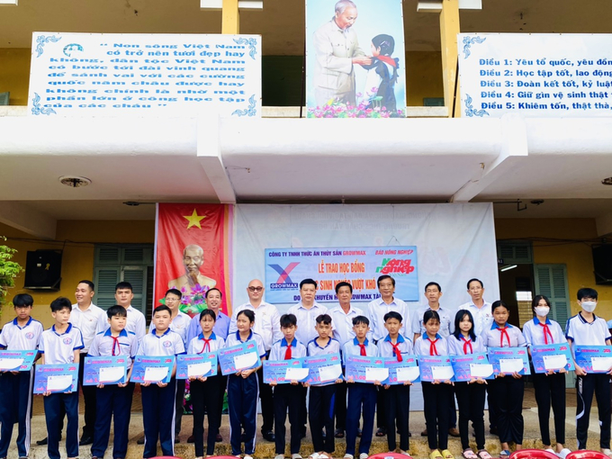 Đại diện Công ty GrowMax cùng với Báo Nông nghiệp Việt Nam trao học bổng Quỹ khuyến học GrowMax cho các em học sinh Trường THCS Châu Văn Đơ. Ảnh: Lê Hoàng Vũ.