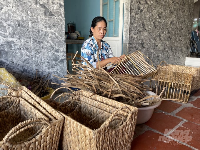Nhiều hộ bà con đồng bào dân tộc Khmer là thành viên HTX làng nghề Cờ Đỏ. Ảnh: Hữu Đức.