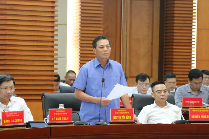 Ông Nguyễn Văn Tùng, Chủ tịch UBND TP Hải Phòng đối thoại với các hộ nuôi ngao. Ảnh: Đinh Mười.