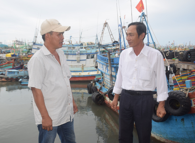 Ông Châu Văn Hùng (bìa phải), Phó Chủ tịch UBND xã Cát Minh (huyện Phù Cát, Bình Định) trò chuyện với ngư dân Cát Minh vào Vũng Tàu hoạt động. Ảnh: V.Đ.T.