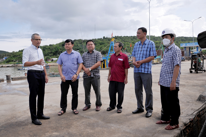 Ông Phạm Đại Dương, Bí thư Tỉnh ủy Phú Yên, thị sát vùng nuôi tôm hùm lớn nhất nước tại thị xã Sông Cầu. Ảnh: N.L.