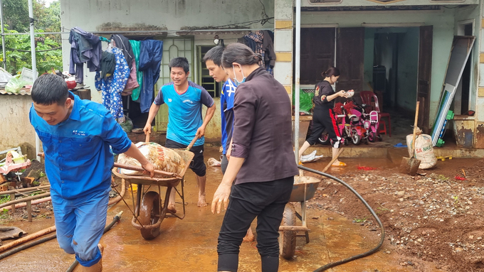 Người dân Gia Lai khẩn trương khắc phục hậu quả sau mưa lũ. Ảnh: Đăng Lâm.