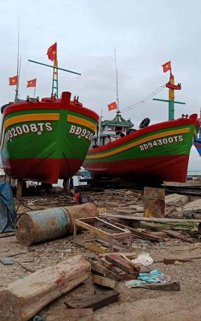 Tàu hậu cần nghề cá BĐ 94300 TS (bìa phải) của ngư dân Trần Văn Rảnh ở xã Mỹ Thành (huyện Phù Mỹ, Bình Định) đang lên đà làm nước. Ảnh: NVCC.
