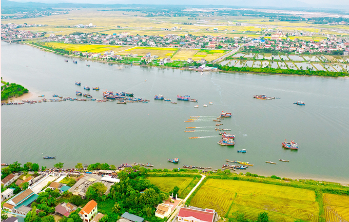 Sông Gianh chảy qua thị xã Ba Đồn. Ảnh: P. Thép