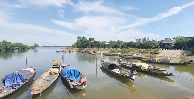 Một xóm nhỏ vạn chài bên sông. Ảnh: T.Phùng