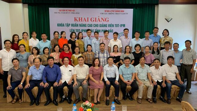 Sau 11 ngày tập huấn tập trung, các học viên đã được nhận Giấy chứng nhận giảng viên TOT-IPHM