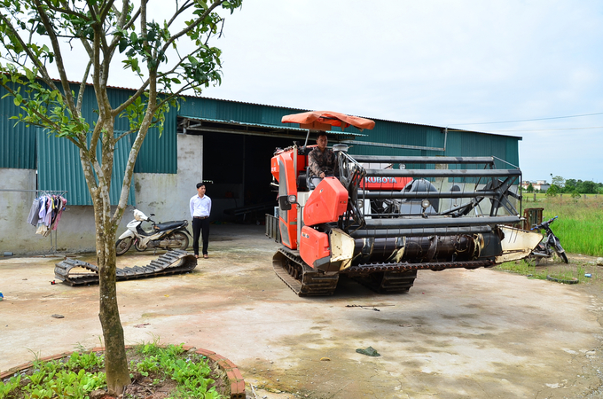 Driving the reaper from the warehouse. Photo: Duong Dinh Tuong.