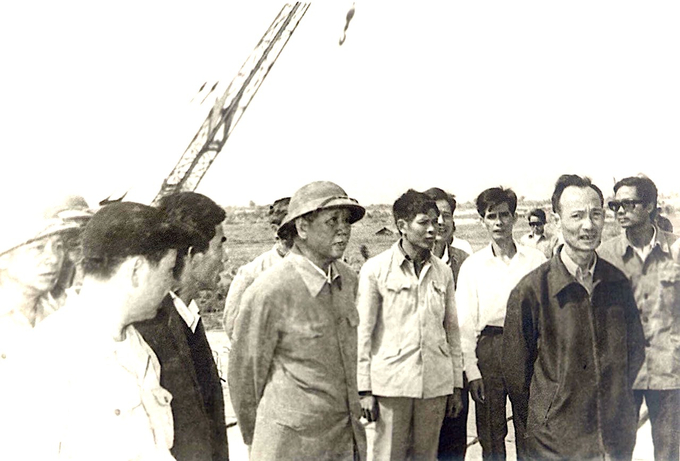 Tổng bí thư Lê Duẩn (đội mũ cối, đứng giữa) thị sát công trình hồ Dầu Tiếng năm 1982. Ảnh tư liệu.