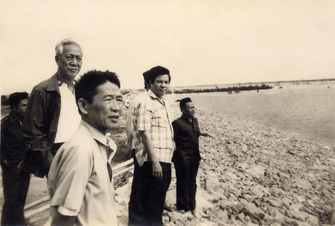 Ông Sáu Thượng (đứng gần nhất) và ông Mai Chí Thọ (cao nhất) trong một lần kiểm tra công trình hồ Dầu Tiếng. Ảnh tư liệu