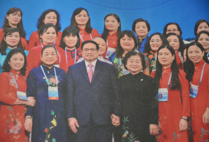 Tran Thi Lanh (last row, fourth from the left) took a photo with Prime Minister Pham Minh Chinh at the National Women's Congress in March 2022.